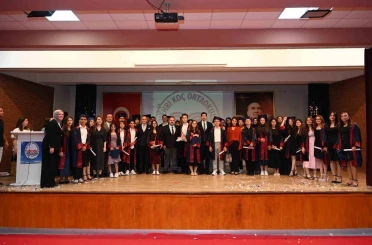 Koç ilköğretim mezunları kep attı 