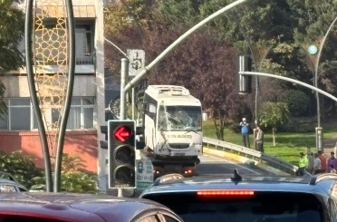Kocaeli'de freni boşalan otobüs duvara çarptı: 3'ü polis 7 yaralı