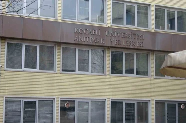 Kocaeli Üniversitesi Güzel Sanatlar Fakültesi, depreme dayanıklı olmadığı için mühürlendi 