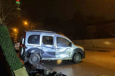 Kocaeli’de 3 aracın karıştığı zincirleme kazada sürücü kaçtı: 1 yaralı 