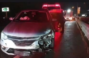 Kocaeli’de bariyerlere çarpan otomobilin sürücüsü yaralandı 