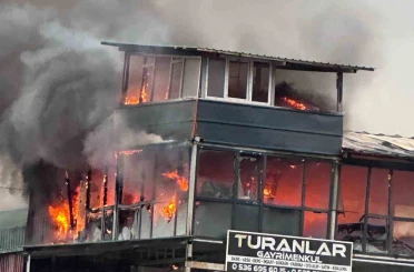 Kocaeli’de çıkan yangında 2 katlı konteyner küle döndü 