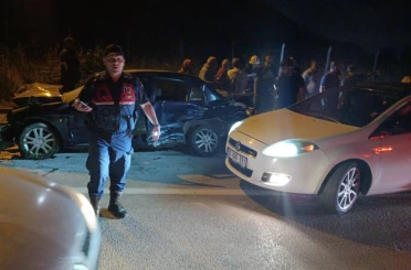 Kocaeli’de direğe çarpan otomobile arkadan gelen başka bir araç çarptı: 1 ölü 