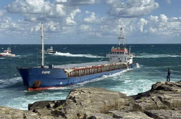 Kocaeli’de kargo gemisi karaya oturdu 