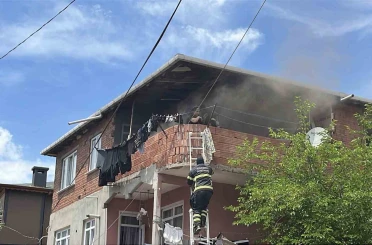 Kocaeli’de korkutan yangın: Balkonda mahsur kalan anne ve bebeği itfaiye kurtardı 