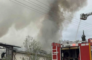 Kocaeli’de mutfak tezgahları üretim tesisinde korkutan yangın 