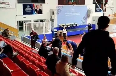 Kocaeli’de U16 basketbol maçında yumruklar havada uçuştu 