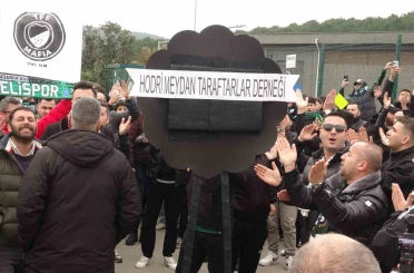 Kocaelispor taraftarları, TFF önüne siyah çelenk bıraktı 