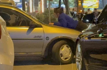 Kocasıyla tartışan kadın otomobilin kaputuna yattı 