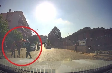 Koltuk değnekli öğrencinin yardımına zabıta personeli koştu 