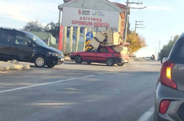 Koltuk takımını otomobiline yükleyen sürücü trafiği tehlikeye düşürdü 