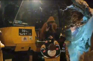 Kolundan yaralanan çocuk, iş makinasıyla bulunduğu yerden alınıp sağlık ekibine teslim edildi 