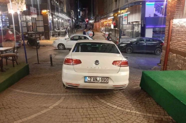 Komisyon kararına rağmen trafiğine kapalı sokakta park halindeki araç bitmiyor 