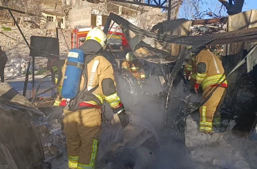 Konteyner çarşıda yangın: 3 konteyner ile 3 araç kül oldu