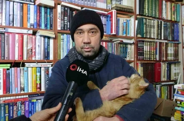 Konteynerde hayata tutunan sahaf, sokak kedilerini yalnız bırakmadı 