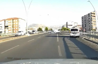 Kontrolden çıkan araç bariyerlere çarptı: Kaza anı kamerada 