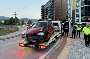 Kontrolden çıkan araç tabelaya çarptı: Sürücü yaralandı 