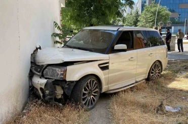 Kontrolden çıkan cip, kaldırımda yürüyen vatandaşa çarptı: 1’i ağır 2 yaralı 