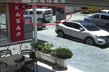 Kontrolden çıkan çöp konteyneri caddeye dalıp araca çarptı: O anlar kamerada 