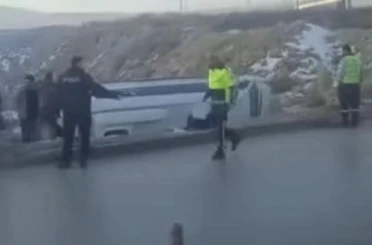 Kontrolden çıkan işçi servisinin şarampole devrilmesiyle 10 kişi yaralandı