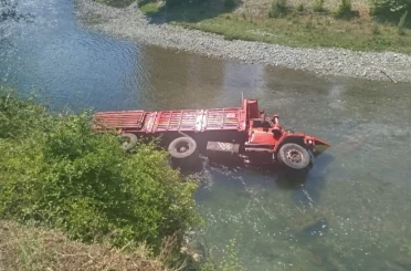 Kontrolden çıkan kamyon dereye yuvarlandı; 1 yaralı 