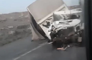 Kontrolden çıkan kamyon refüje çarptı: 1 yaralı