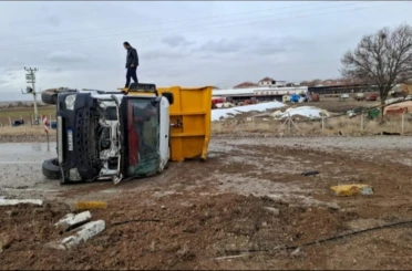 Kontrolden çıkan kamyonun devrilmesiyle 2 kişi yaralandı