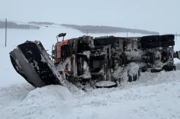 Kontrolden çıkan kar küreme aracı devrildi 
