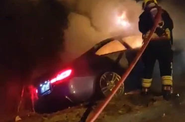 Kontrolden çıkan lüks araç ağaçlara çarparak alev alev yandı 