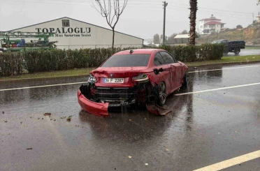 Kontrolden çıkan lüks otomobil refüje çarptı: 1 yaralı 