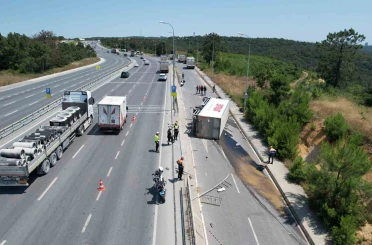 Kontrolden çıkan market kamyonu çevre yolundan yan yola devrildi 