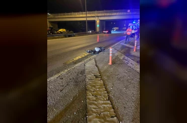 Kontrolden çıkan motosiklet tırın altına girdi, sürücü hayatını kaybetti 