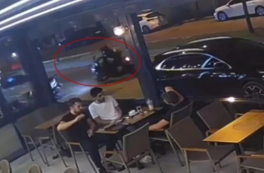 Kontrolden çıkan motosikletin kadın sürücüsü savruldu 