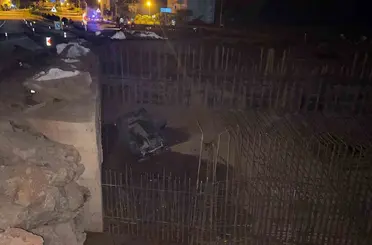 Kontrolden çıkan otomobil, 5 metre yükseklikten alt geçit inşaatının temeline uçtu: 2 yaralı

