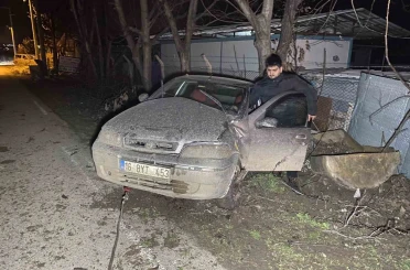 Kontrolden çıkan otomobil ağaca çarptı: 4 yaralı 