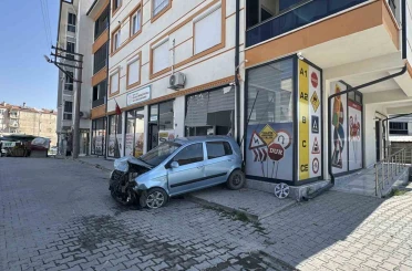 Kontrolden çıkan otomobil araçlara ve iş yerine zarar verdi 