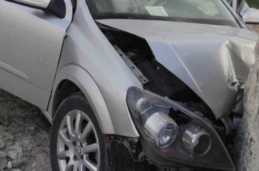 Kontrolden çıkan otomobil avlu duvarına çarptı: 4 yaralı 