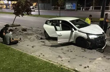 Kontrolden çıkan otomobil aydınlatma direğine saplandı: 4 yaralı
