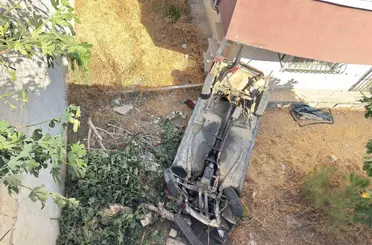 Kontrolden çıkan otomobil bahçeye uçtu, 3 kişi yaralandı
