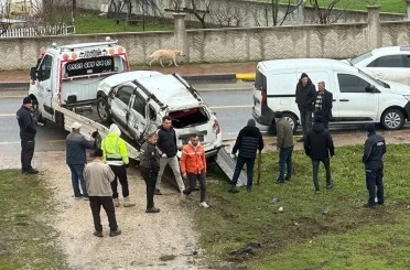 Kontrolden çıkan otomobil, belediye aracına çarparak takla attı 