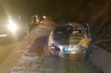 Kontrolden çıkan otomobil beton zemine çarptı: 2 kişi yaralandı 