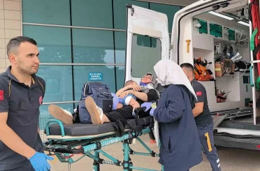 Kontrolden çıkan otomobil demir bahçe kapısına çarptı: 2’si çocuk 4 kişi yaralandı