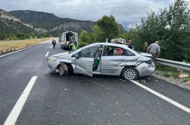 Kontrolden çıkan otomobil demir bariyerlere çarptı: 5 yaralı 