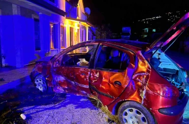 Kontrolden çıkan otomobil, evin duvarına çarparak durdu: 4’çocuk 9 yaralı 