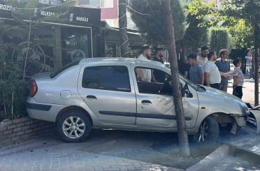 Kontrolden çıkan otomobil iş yerine daldı 