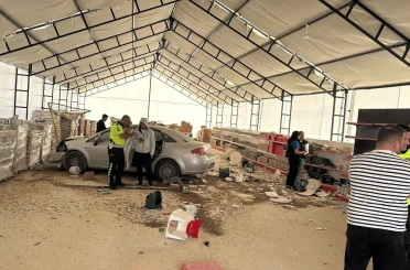 Kontrolden çıkan otomobil iş yerine girdi