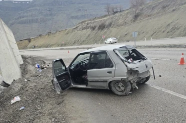 Kontrolden çıkan otomobil istinat duvarına çarptı: 1 yaralı 