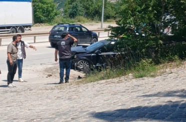 Kontrolden çıkan otomobil kaza yaptı, 2 kişi yaralandı 