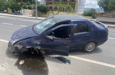 Kontrolden çıkan otomobil önce bir bahçe duvarına, ardından bir eve çarparak durabildi 