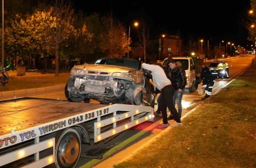 Kontrolden çıkan otomobil önce kaldırıma sonra orta refüjdeki Yavaş levhasına çarptı 